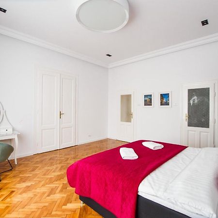 Spacious Riverviews Apartment Near Piata Unirii Oradea Exterior foto
